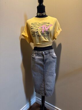 MTV Logo Tee in Yellow and Pink
